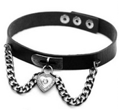 COLLIER NOIR AVEC COEUR ET CHAINES 