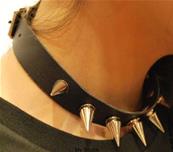 COLLIER PUNK SPIKES MOYEN SIMPLE RANGEE 