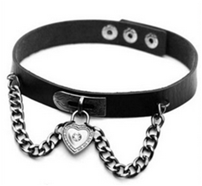 COLLIER NOIR AVEC COEUR ET CHAINES 